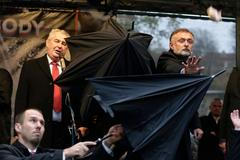 Na Miloše Zemana letí svačina