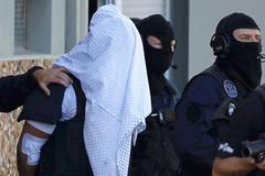 Francie terorismus Lyon A man supposed to be the suspect who held over an attack against a gas company site is escorted by police officers during investigations in Saint-Priest