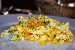 Výtečná míchaná vajíčka s pažitkou.