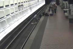 Záchrana vozíčkáře v metru