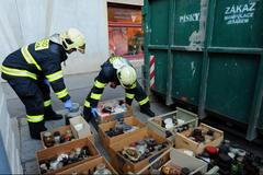 Hasiči zajišťují chemikálie