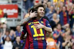 Messi a Neymar slaví gól Barcelony