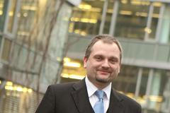 Peníze, pojištění a dovolená. Expert radí, jak se zařídit