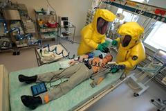 Čeští vojenští pracovníci v ochranných oblecích trénují s figurínou v Centru biologické ochrany v obci Těchonín