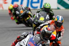 Španělští motocyklisté Jorge Lorenzo (vpředu) a Dani Pedrosa vedou v závodě Velké ceny České republiky 2012 v Brně.