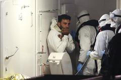 Jeden z přeživších uprchlíků z převrácené lidi dorazil s italskými záchranáři do přístavu v Catanii.