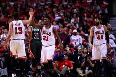 NBA, Milwaukee-Chicago: Jimmy Butler (21) a Joakim Noah (13)