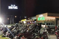 Waco, Texas. Policie "čistí" prostor před bistrem, kde se strhla přestřelka mezi motorkářskými gangy