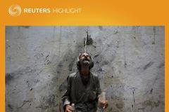 Muž se ochlazuje z veřejného vodovodu během vlny veder v Karáčí