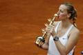 Tenis, Petra Kvitová líbá trofej pro vítězku turnaje v Madridu.