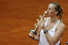 Tenis, Petra Kvitová líbá trofej pro vítězku turnaje v Madridu.