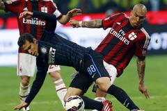 AC Milan's De Jong challenges Inter Milan's Hernanes during their Serie A soccer match at the San Siro stadium in Milan