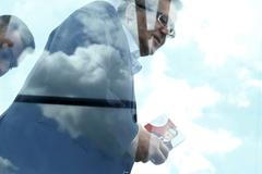 Bronislaw Komorowski agituje ve Varšavě.