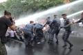 Arménská policie tvrdě zasáhla proti demonstrantům