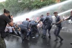 Arménská policie tvrdě zasáhla proti demonstrantům