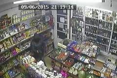 Se samopalem v ruce přepadl samoobsluhu