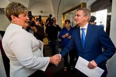 Vratislav Mynář předává Věře Kovářové majetkové přiznání