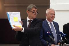 Andrej Babiš ukazuje, jak vypadala složka na Ladislava Šincla