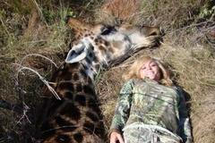 žena se fotila se zastřelenou žirafou