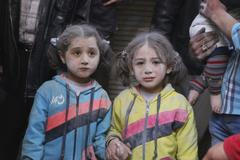 Děti, které přežily raketový útok. Aleppo, Sýrie. Duben 2015