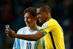 Jak si pořídil jamajský fotbalista selfie s Messim