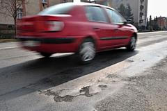 Rozbitá silnice, doprava, ilustrační foto