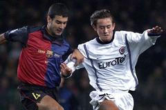 Tomáš Rosický ze Sparty Praha (vpravo) bojuje o míč s Josepem Guardiolou z FC Barcelona ve středečním utkání fotbalové Ligy mistrů v Barceloně 1999