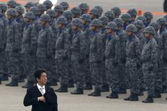 Šinzó Abe na vojenské základně Hjakuri.