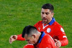 Medel a Pizarro slaví gól Chile