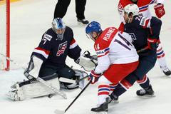 MS 2015, Česko-USA: Tomáš Plekanec - Connor Hellebuyck