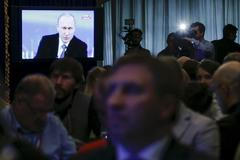 Novináři sledují besedu Vladimira Putina s ruskými občany.