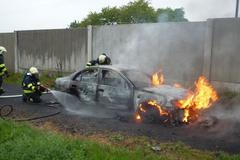 Hasiči našli v autě ohořelou mrtvolu