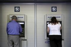 Vybírání z bankomatů v Aténách.