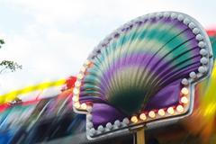 Světla atrakce na pouti