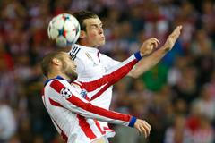 Gareth Balea a Mario Suarez v souboji o míč v utkání Atlético Real