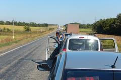 Lidé čekají na přejezdech mezi kontrolními stanovišti ukrajinské armády a separatistů až deset, dvanáct hodin.