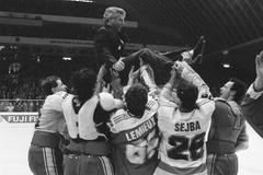 Úžas Maria a uznání od diktátora. Tak hokejisté v Praze dobyli poslední domácí titul