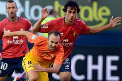 Fotbalista Barcelony Andrés Iniesta uniká před Alejandrem Arribasem v utkání La Ligy 2012/13 s Osasunou.