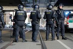 Němečtí policisté na demonstraci Pegidy v Drážďanech.