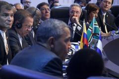 Raúl Castro naslouchá Baracku Obamovi.