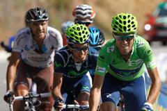 Cyklisté projíždějí těsně před přijíždějícím vlakem