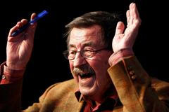 German author Grass reacts during SPD election campaign event in Hamburg