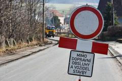 Dopravní omezení, oprava silnice, silničáři, ilustrační foto.