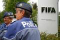 Policie před sídlem FIFA v Curychu.