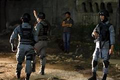 Afghánská policie hlídkuje před hotelem, na který zaútočili neznámí ozbrojenci