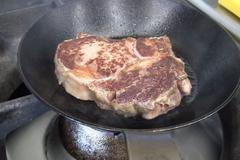 Jak připravit šťavnatý steak? Zapomeňte na olej v pánvi!