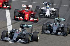 F1, VC Číny: Lewis Hamilton, Mercedes; Nico Rosberg, Mercedes; Sebastian Vettel, Ferrari - start