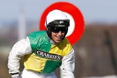 Many Clouds s žokejem Leightonem Aspellem, vítězové Velké národní 2015