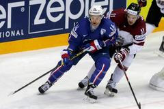 Hokej, MS 2015, Lotyšsko-Francie: Kristaps Sotnieks - Stephane da Costa