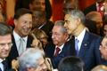 Prezident Panamy Varela, prezident Kuby Castro a prezident USA Obama na americkém summitu.